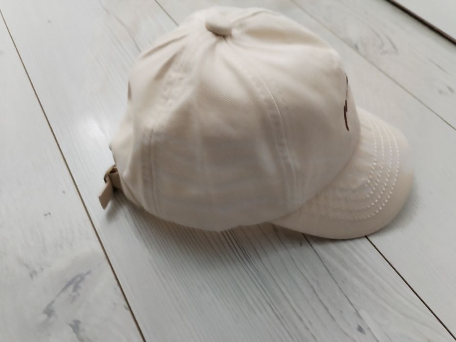 Шапка с козирка за бебе