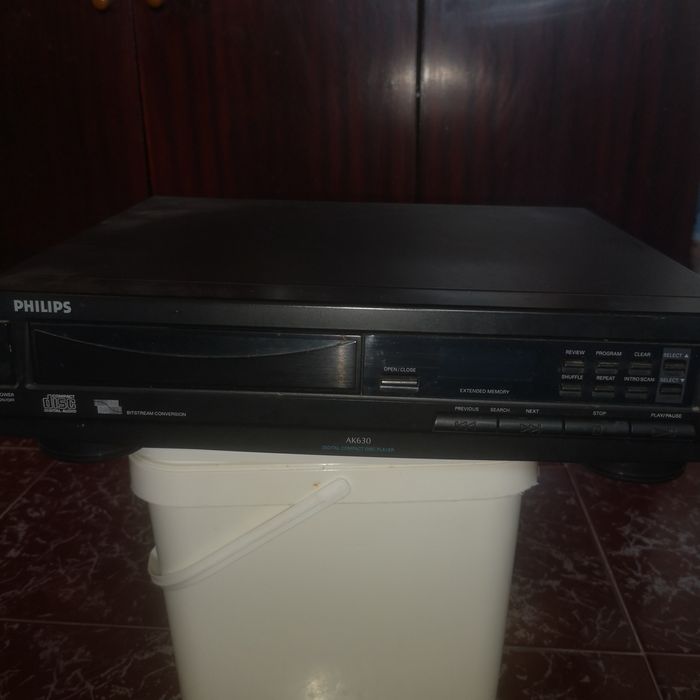 Видео. ДВД . Касетофон  и радио с часовник