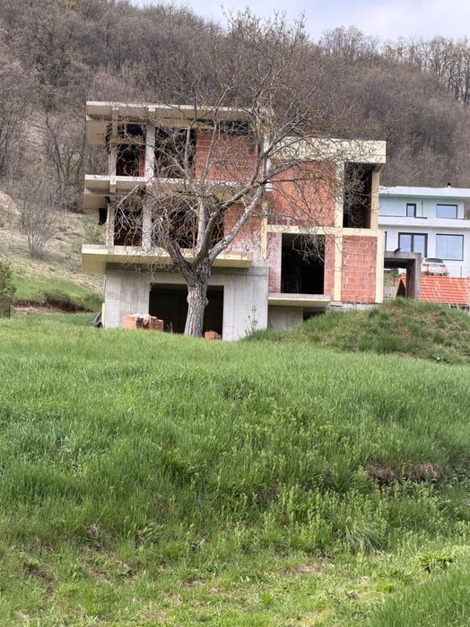 Casa la rosu in Valea Popii