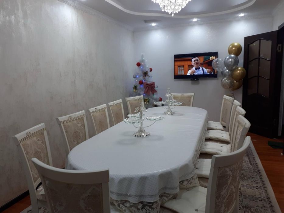 Стол трансформер со стульями.