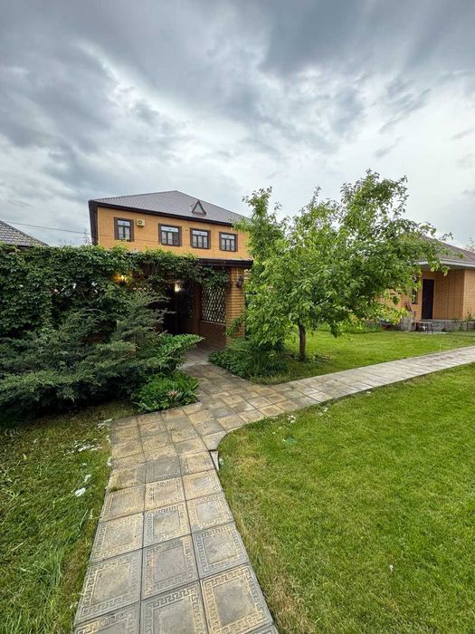 Продам коттедж в Кирпичном (600 квадратов)