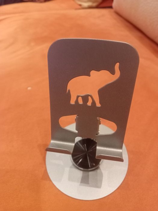 Продавам алуминиева стойка за мобилен телефон  въртящясе на 360 градус