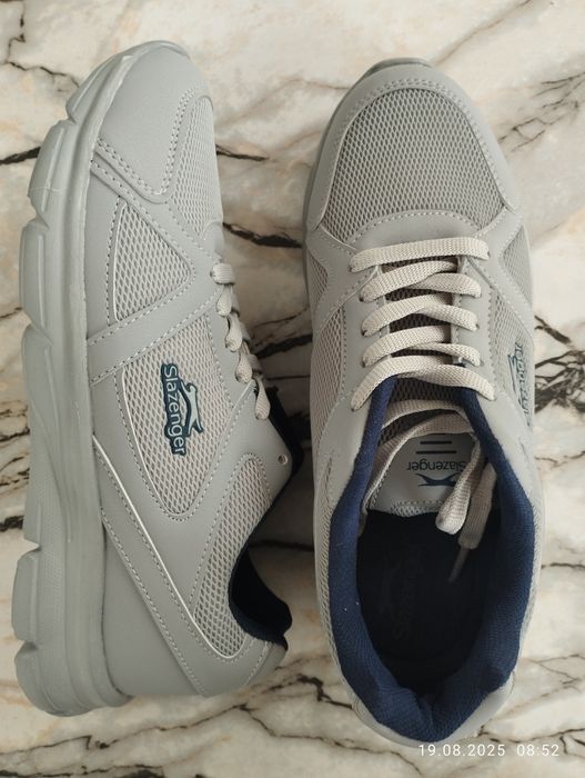 Кроссовки женские