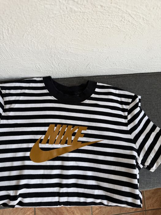 Tricou in dungi Nike