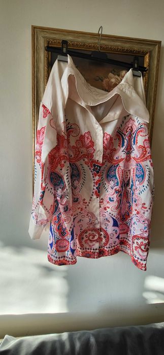 Costum lejer de vara satinat cu imprimeu