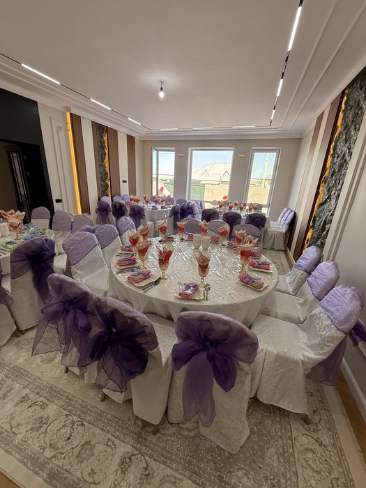 Столы и стулья с посудой