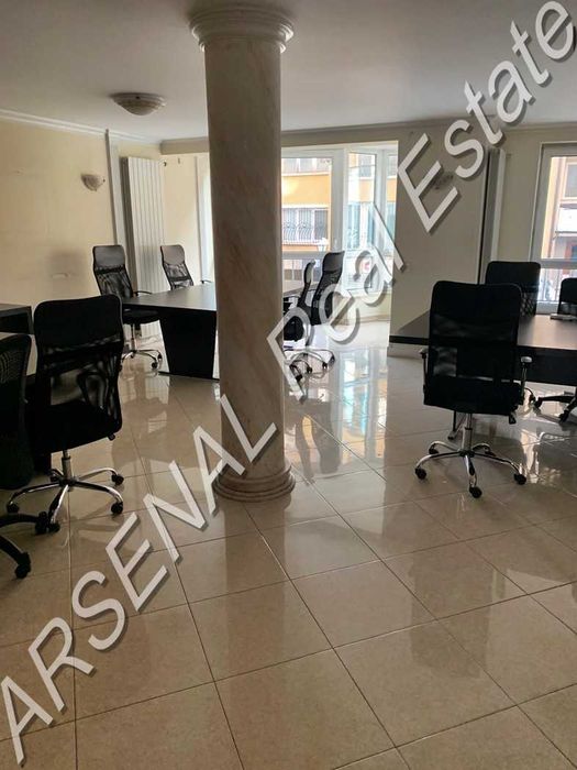 Офис под наем, Център