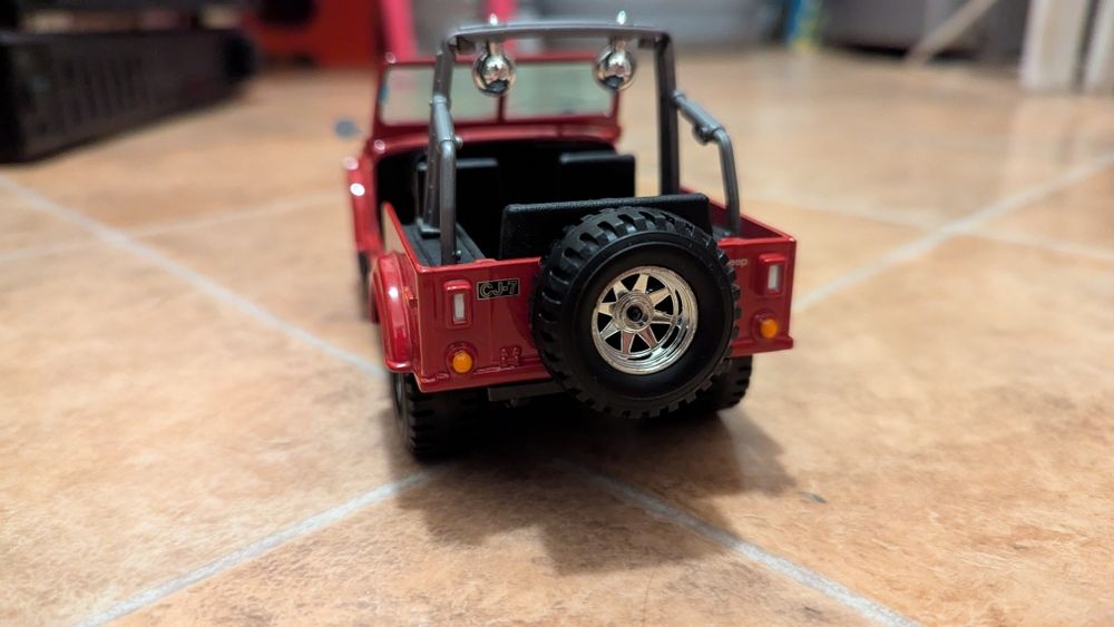 Macheta Jeep CJ-7 1:24