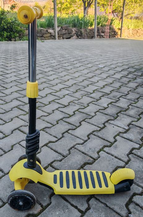 Ски и ски обувки, тротинетка