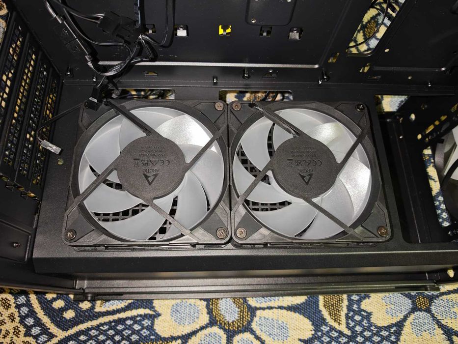 Vând carcasă Deepcool CC560 MESH V2 BLACK