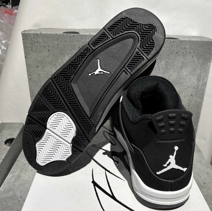 Jordan 4 white-thander