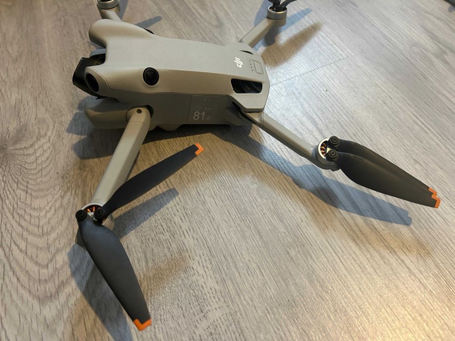 Drona DEFECTA DJI Mini 4 PRO Fly More Combo