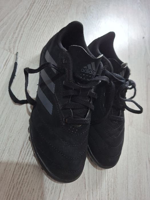 Ghete de fotbal Adidas in stare foarte bună! Nr 33