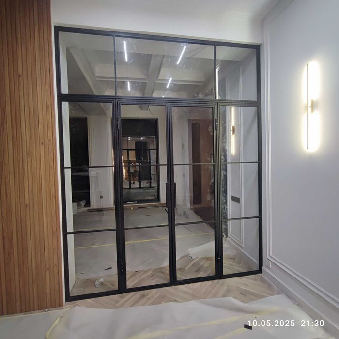 Стеклянные раздвижные лофт перегородки и двери