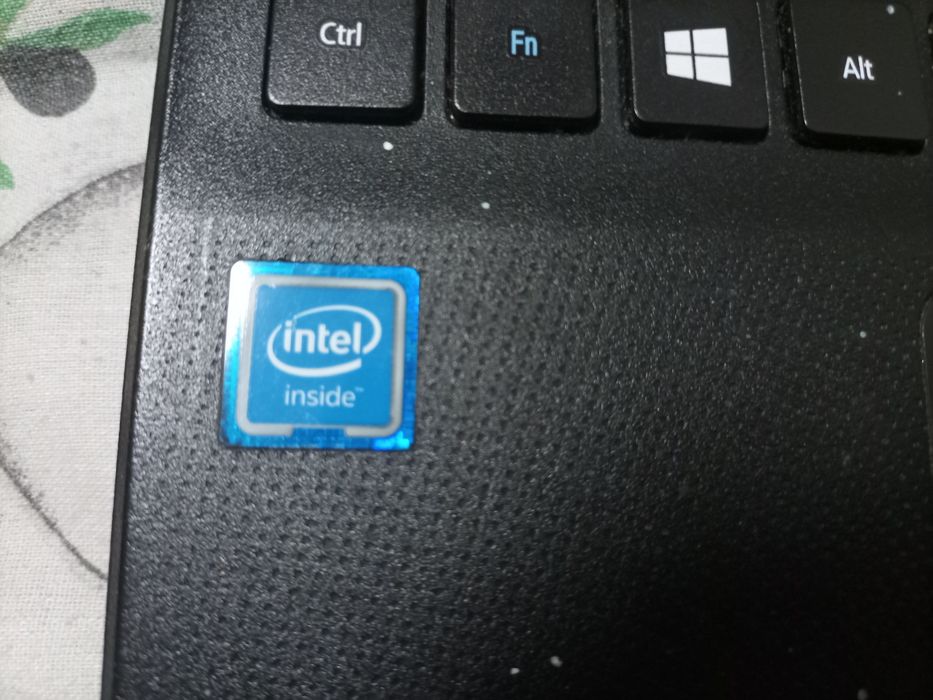 Leptop funcționale cu încărcător