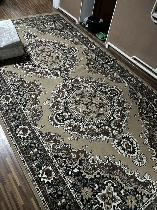 Продается БУ ковёр 200 на 500