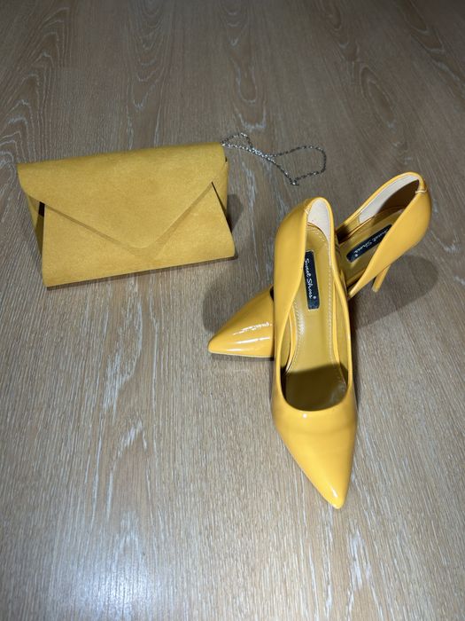 Елегантни обувки и чанта в цвят горчица, носени веднъж