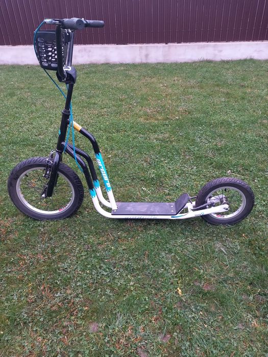Vând trotinetă cu tot cu cască mărimea s