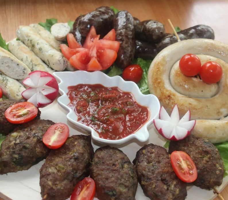 Әйел үлкен әтештермен үлкен секс алғысы келеді