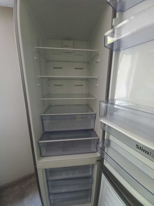 Combina frigorifica Beko ,355 litri,NoFrost, H=203 cm,dozator de apa.