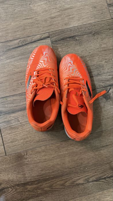 Продам бутсы. В хорошем состоянии. Цена 5000 тн