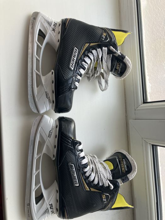 Продам коньки bauer