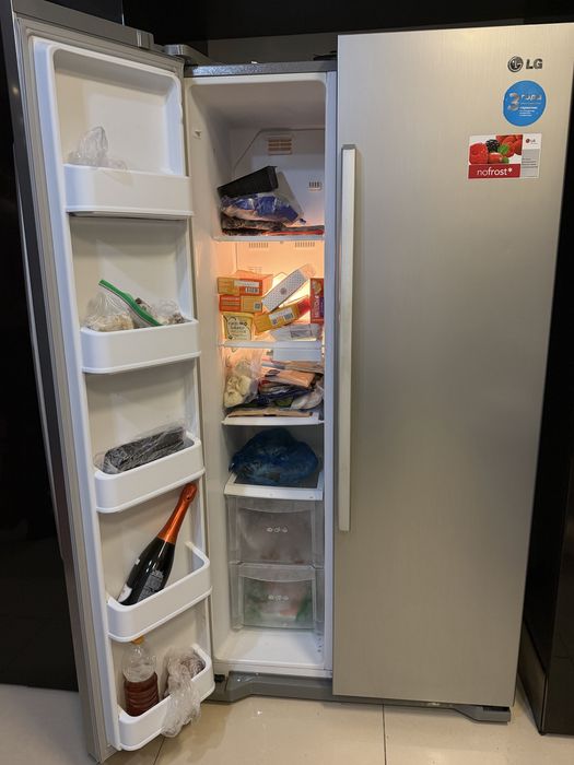 Срочно продается двухкамерный холодильник LG