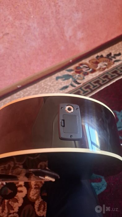 Srochni gitara sotiladi