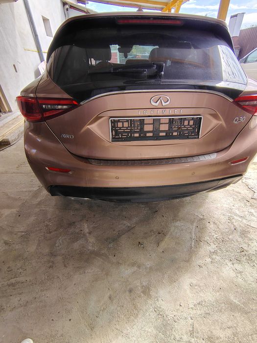 Vând Infiniti q30 avariat