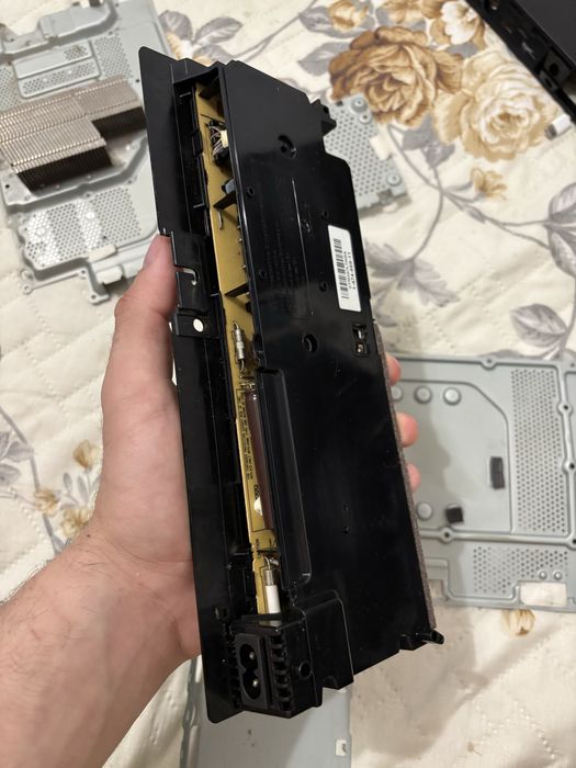 Ps4 Slim на части или цял разглобен