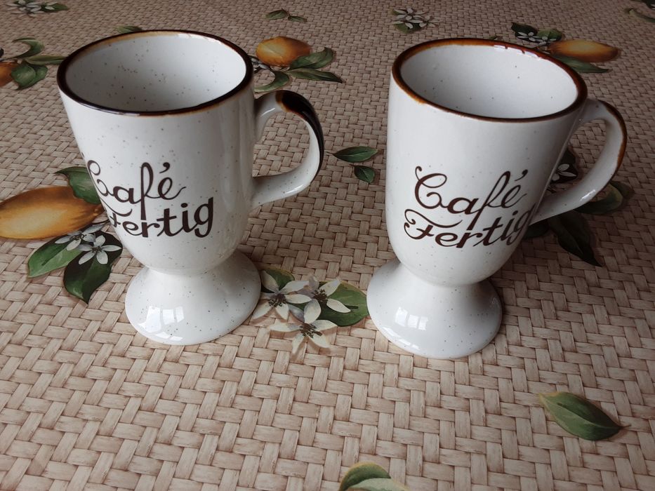 Различни нови чаши от порцелан и стъкло