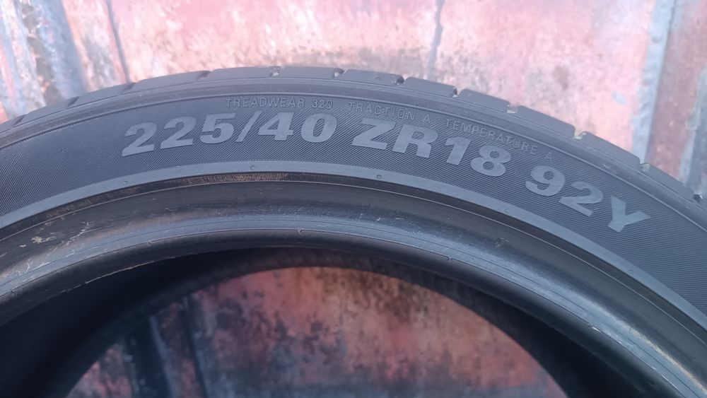 225/40/18 Kumho .