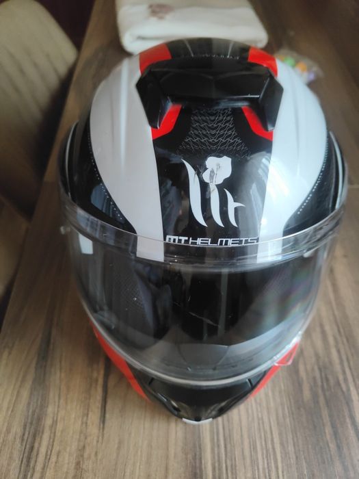 Cască moto flip-up MT Helmets, cu intercom integrat.