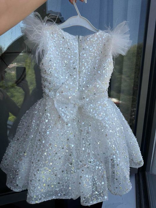 Детска бяла рокля с блестящ ефект за кръщене/шаферка/еднакви рокли