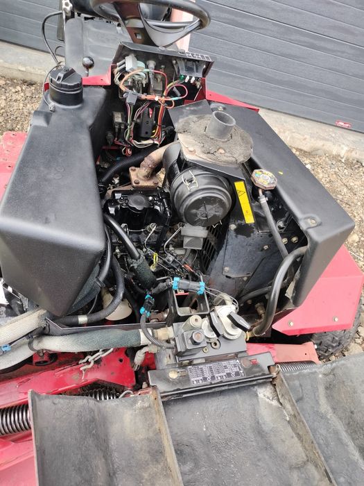 Vând o superbă mașină de tuns iarba 4x4  diesel.