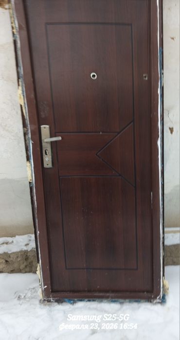 Продам металлическую дверь.