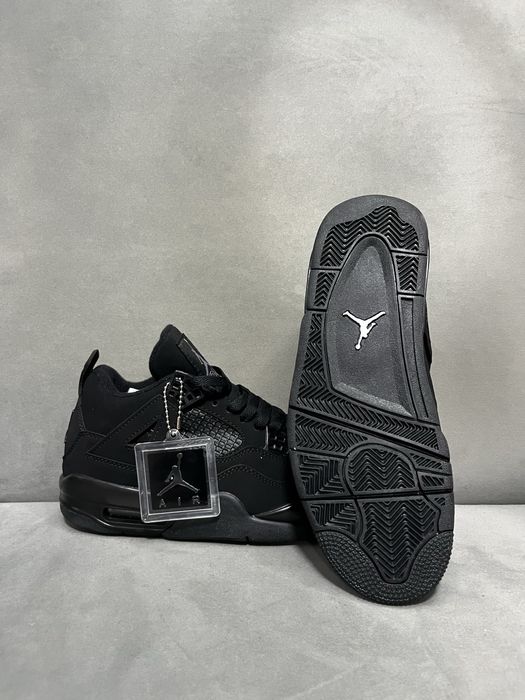 Vând sneakers model Jordan 4 – o piesă iconică, extrem de apreciată în cultura streetwear.