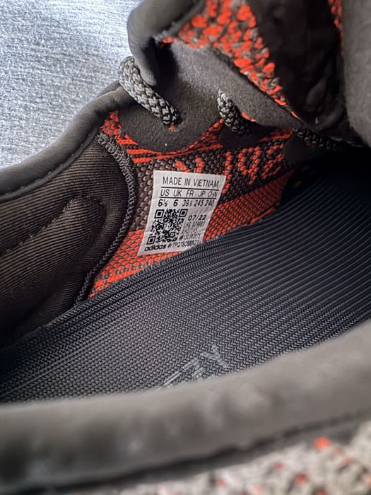 Vând Adidas Yeezy Boost 350 V2 „Carbon Beluga