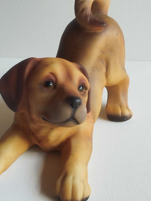 Винтидж фигура на игриво кученце лабрадор