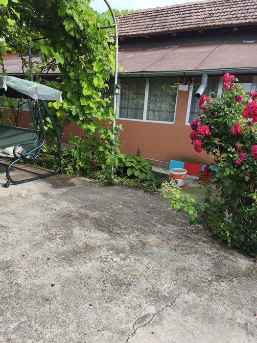 Vând sau schimb cu apartament, casă cu grădină