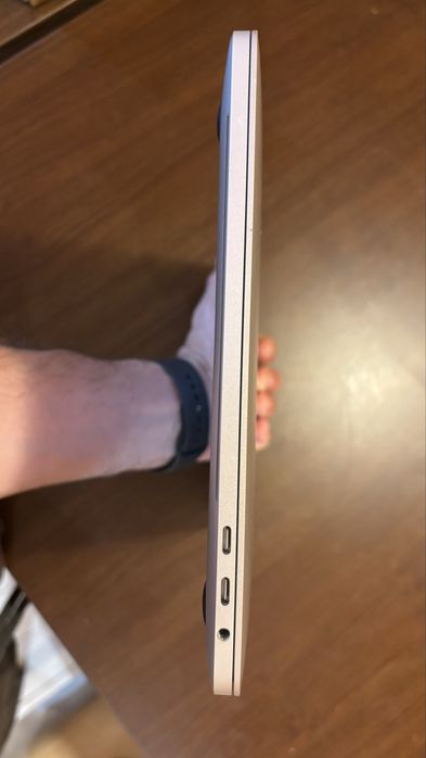 Vând MacBook Pro 13 2020 32GB 1TB