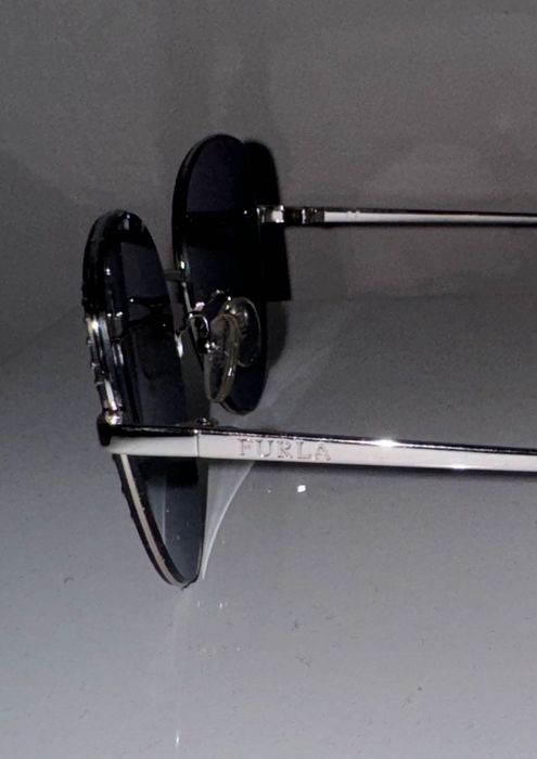 Furla Слънчеви очила Cat-Eye с
поляризация и метална рамка