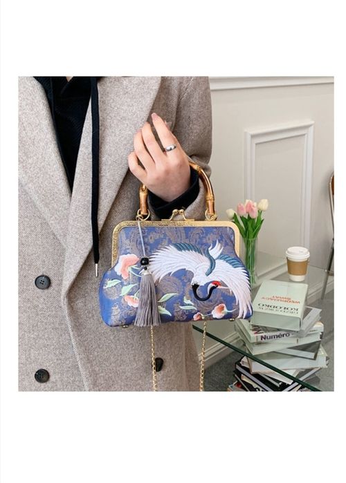 Дамска чанта с бродерия и дръжка от бамбук