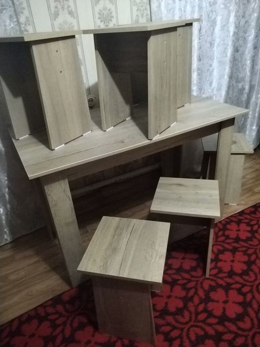 Стол с табуретами в кухню, новые
