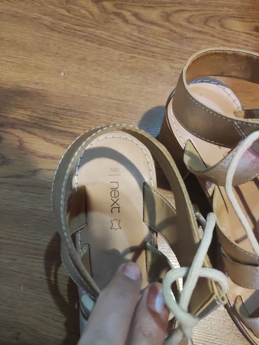 Золотые сандалии на каблуке Next