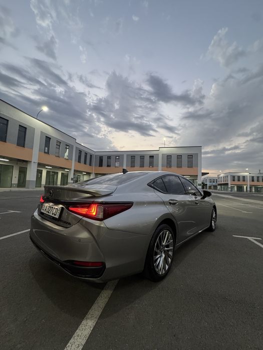 Lexus ES300 Premium Klass 2025 Model