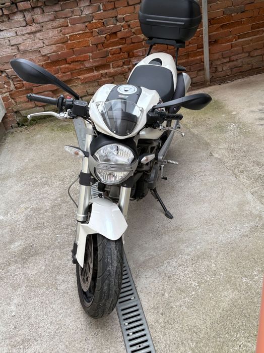 Продавам DUCATI Monster 696 ,  2009 година.  Тел: +359888370330 . Цена 3200€