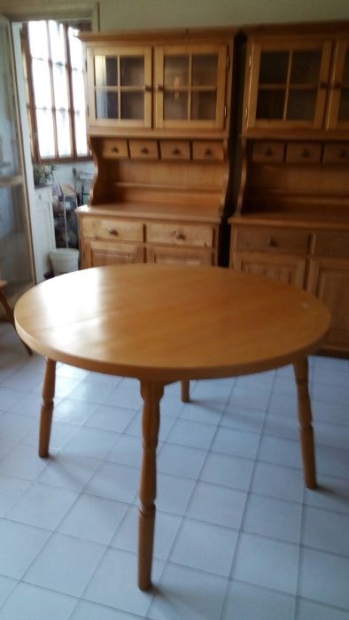 Комплект за трапезария (три шкафа, маса и шест стола)