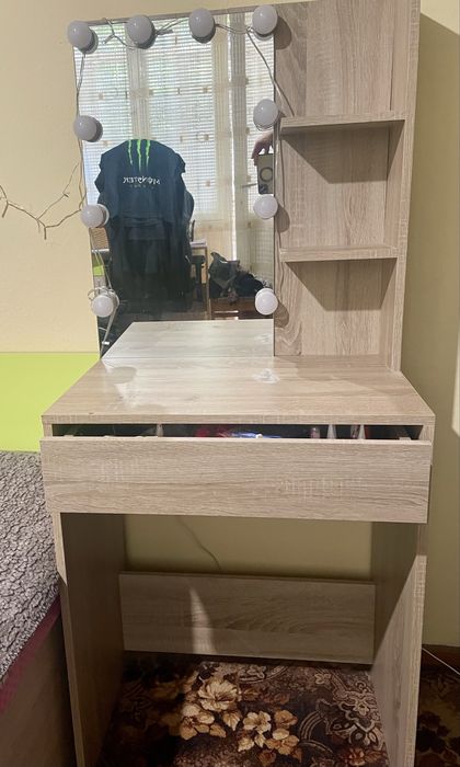 Тоалетка с огледало и лампички. Височина до плота 75 см/ цяла височина 143 см/ ширина 60 см/ дълбочина 40 см