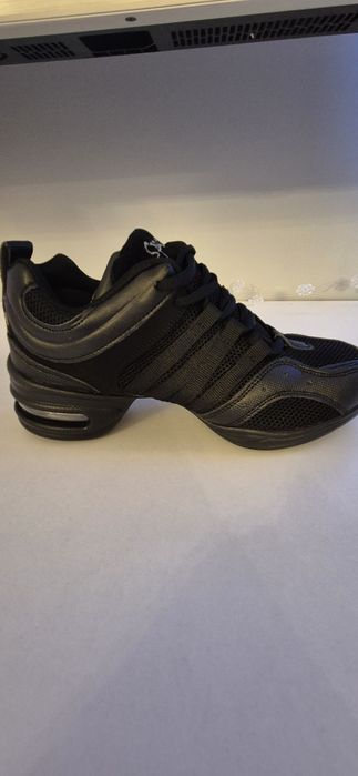 Обувки( маратонки) за танци